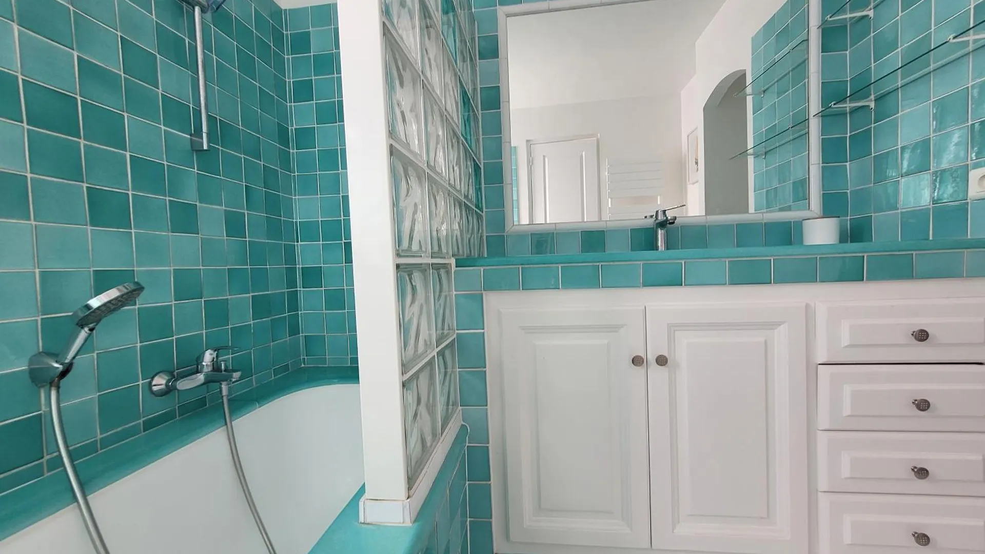 Гостевой дом Villa Esmeralda Adults Only Лес-Иссамбр